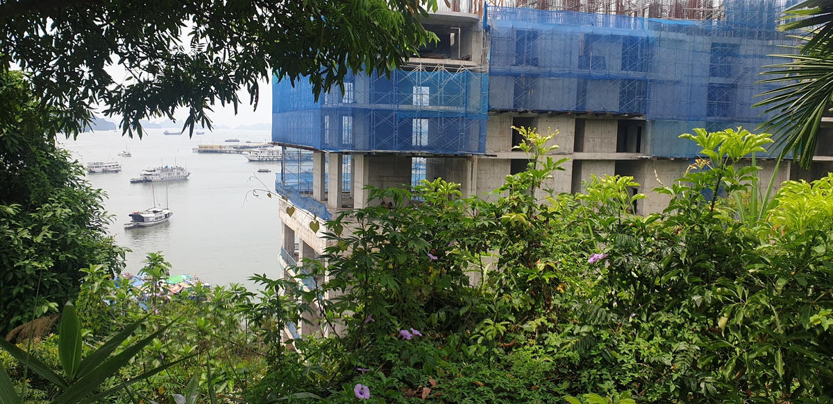 Những năm gần đây, hàng loạt dự án khách sạn, căn hộ cao cấp mọc lên dọc khu đất "kim cương" từ ngã ba bưu điện đến bến phà Bãi Cháy cũ, che khuất đồi Ông Giáp.