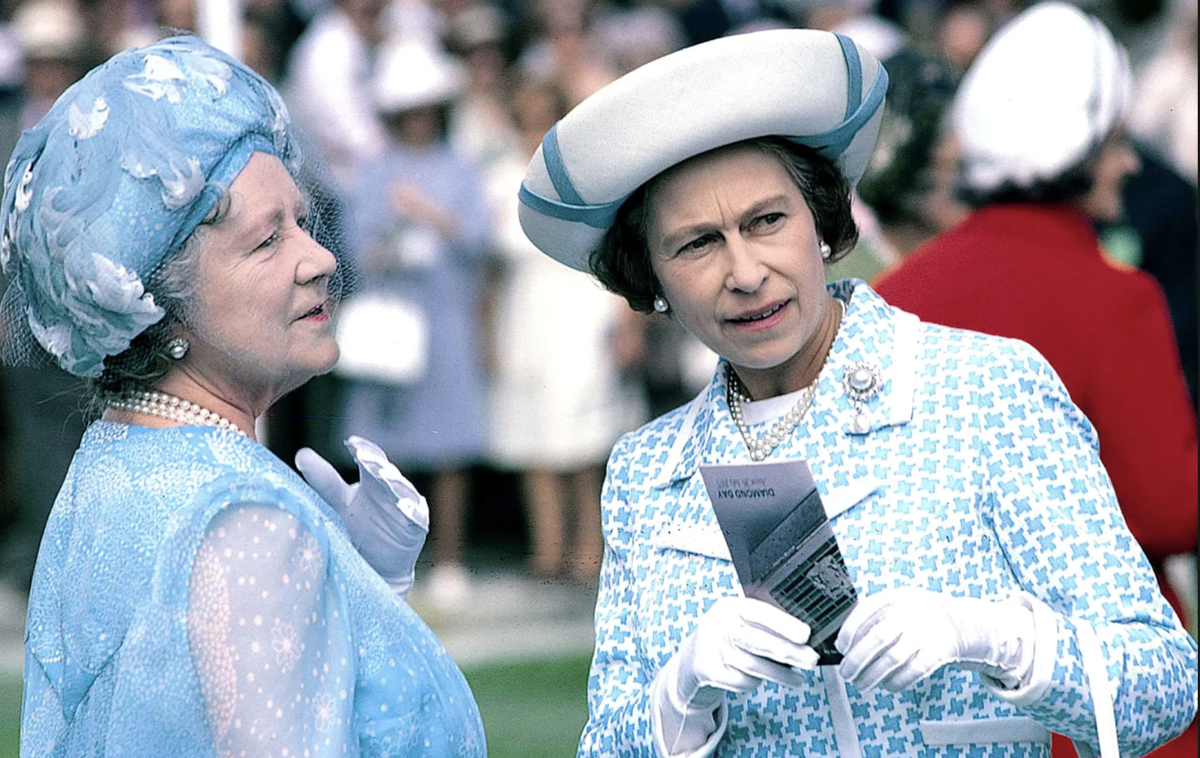 Nữ hoàng Elizabeth II và mẹ tại trường đua ngựa Ascot năm 1975. 