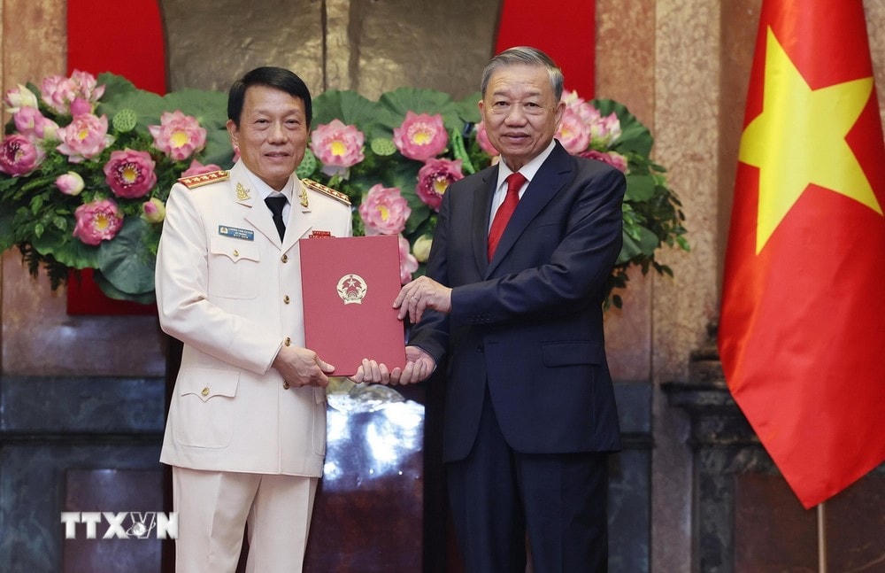 Tổng Bí thư, Chủ tịch nước Tô Lâm trao quyết định thăng quân hàm Đại tướng đối với Thượng tướng Lương Tam Quang, Ủy viên Bộ Chính trị, Bí thư Đảng ủy Công an Trung ương, Bộ trưởng Bộ Công an. (Ảnh: Lâm Khánh/TTXVN) TTXVN_2010 Tong bi thu quan ham 1.jpg