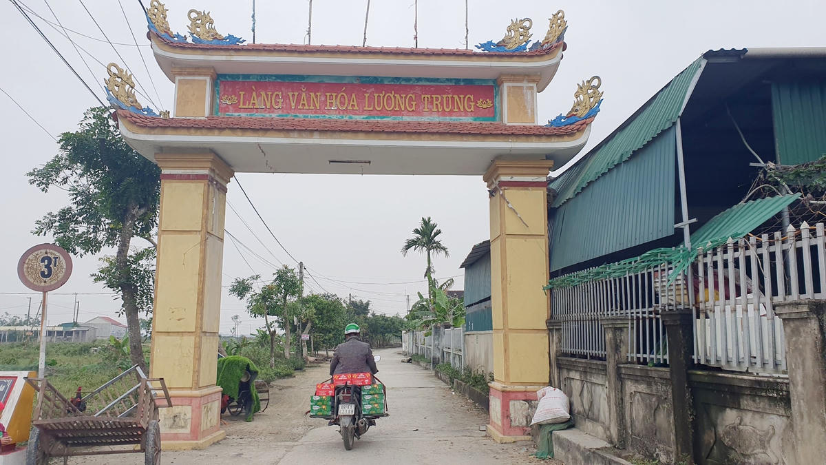 Ngôi làng một thời nổi tiếng hành nghề ăn xin nay đã trở nên giàu có, đường làng được bê tông hóa.