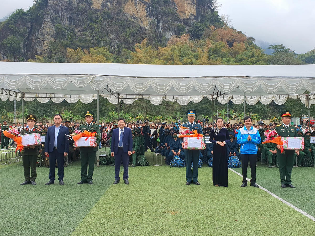 81 tân binh huyện Quan Hóa lên đường nhâp ngũ.