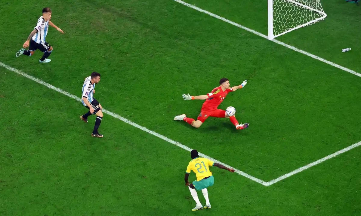 Tài năng trẻ 18 tuổi Garang Kuol đã không thể chiến thắng thủ thành Emiliano Martinez trong pha bóng cuối cùng của trận đấu.
