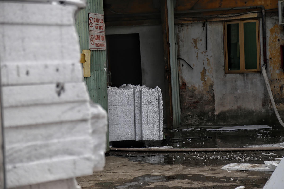 Phía bên trong xưởng sản xuất xốp.