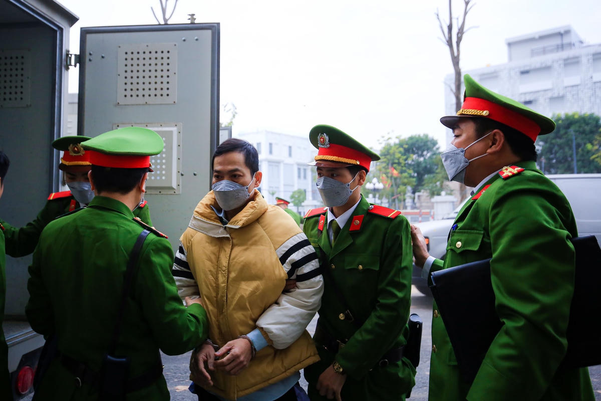 Có tổng số hơn 30 luật sư đăng ký bào chữa cho các bị cáo tại phiên tòa. Tám bị cáo bỏ trốn, bị truy nã như: Nguyễn Thị Thanh Nhàn, Trần Mạnh Hà... đều được Tòa án chỉ định luật sư tham gia bảo vệ quyền và lợi ích hợp pháp cho những bị cáo này tại phiên tòa.
