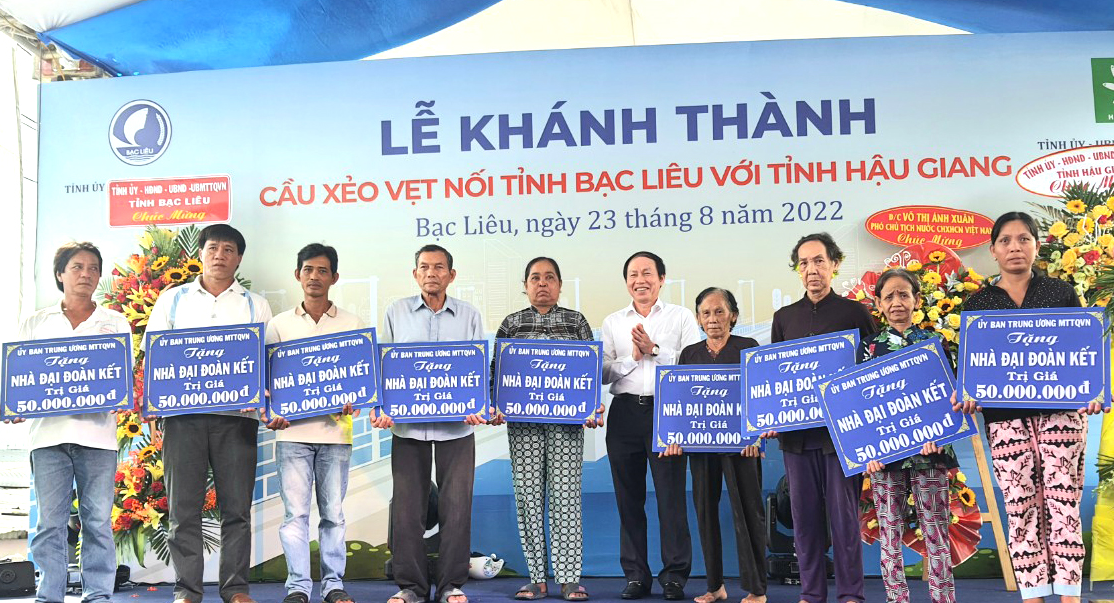 Ủy viên Trung ương Đảng, Phó Chủ tịch - Tổng Thư ký UBTƯ MTTQ Việt Nam Lê Tiến Châu trao tặng 10 căn nhà Đại đoàn kết cho người dân 2 tỉnh Bạc Liêu và Hậu Giang.
