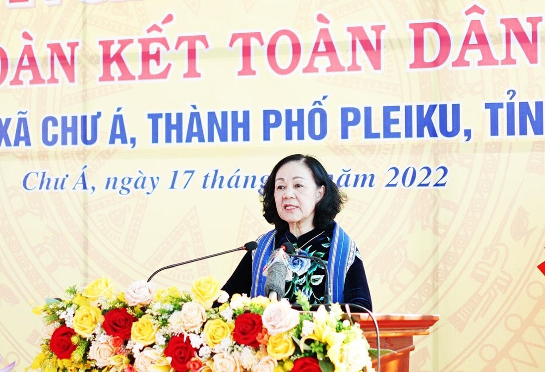 Ủy viên Bộ Chính trị, Bí thư Trung ương Đảng, Trưởng Ban Tổ chức Trung ương Trương Thị Mai phát biểu tại Ngày Hội Đại đoàn kết làng Wâu, xã Chư Á, TP Pleiku. 