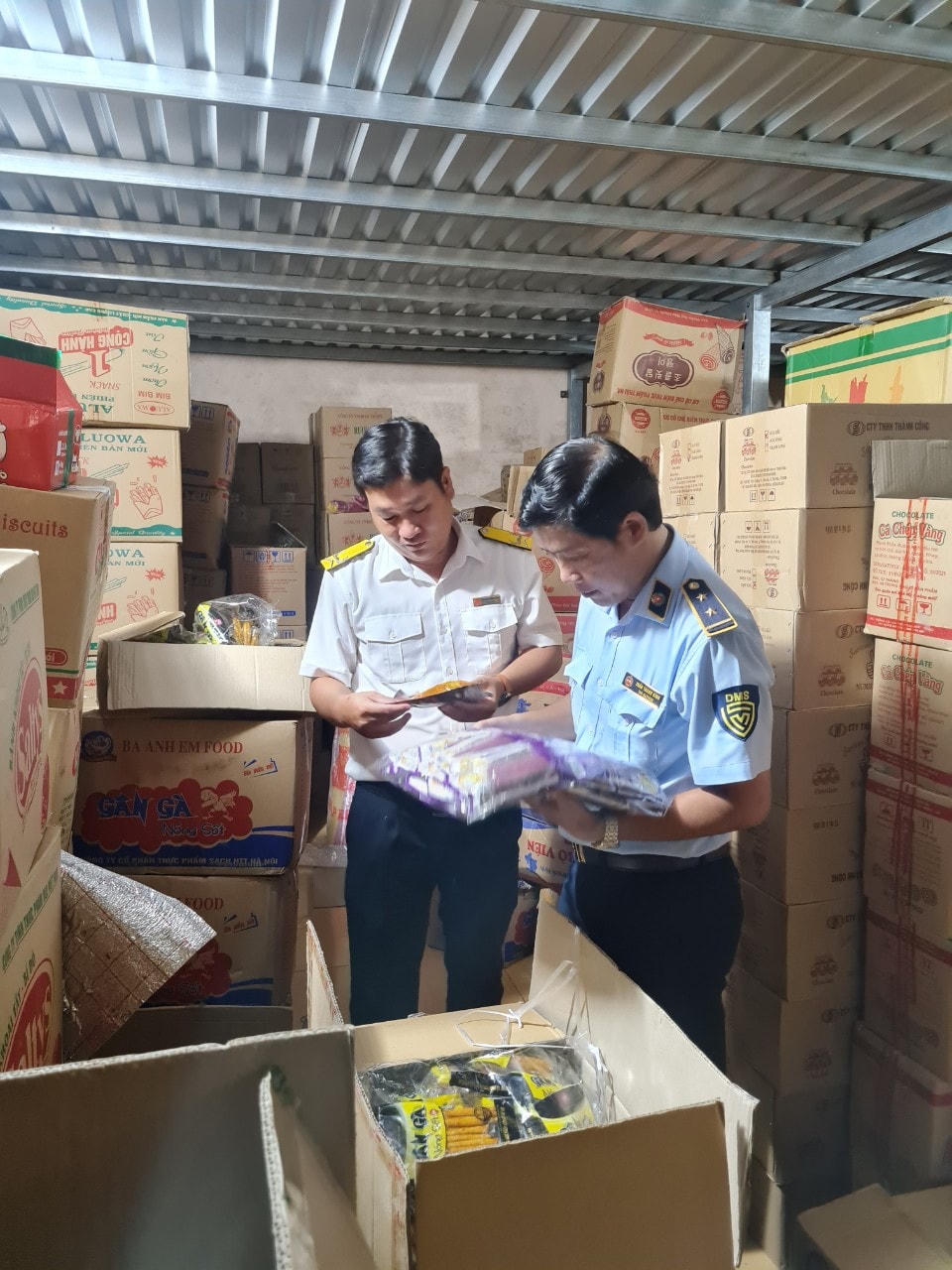 Đoàn kiểm tra liên ngành 389 tỉnh kiểm tra hàng hoá tại một cơ sở kinh doanh trên địa bàn TP Bạc Liêu.