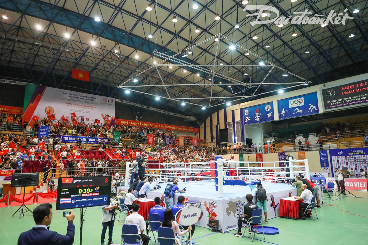 Không khí cuồng nhiệt trong sân giữa những tiếng hò reo cổ vũ cho hai vận động viên tranh huy chương Vàng được diễn ra lúc gần 12h đêm.