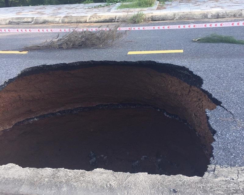 Hố sụt rộng khoảng 3,5m nằm giữa lòng đường.