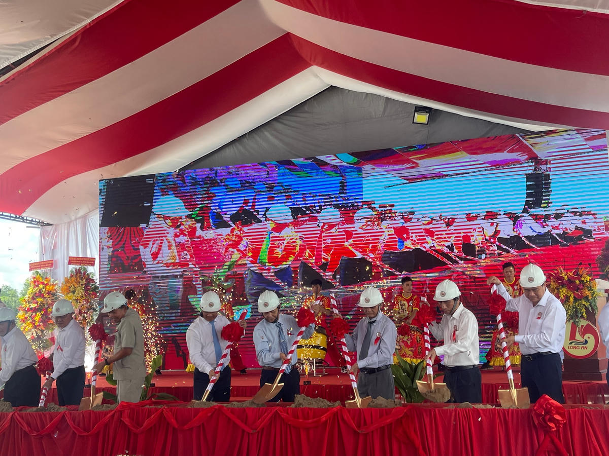 Các đại biểu tại lễ khởi công.