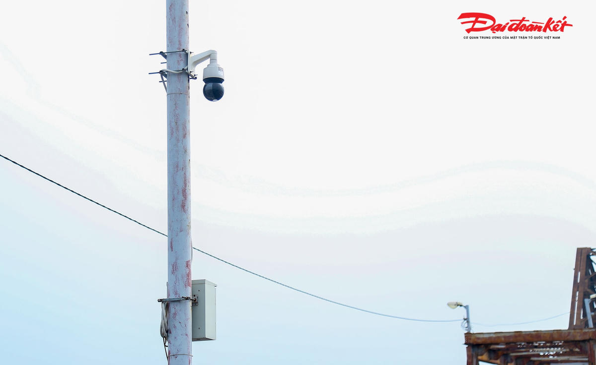 “Công ty đã lắp 3 camera theo dõi trạng thái của cầu, phát hiện những vi phạm và trích xuất camera hàng ngày, hàng tuần gửi về Tổng công ty Đường sắt Việt Nam cũng như các cơ quan chức năng như CSGT Hà Nội để xử lý vi phạm bằng hình thức phạt nguội” - ông Vượng nhấn mạnh.