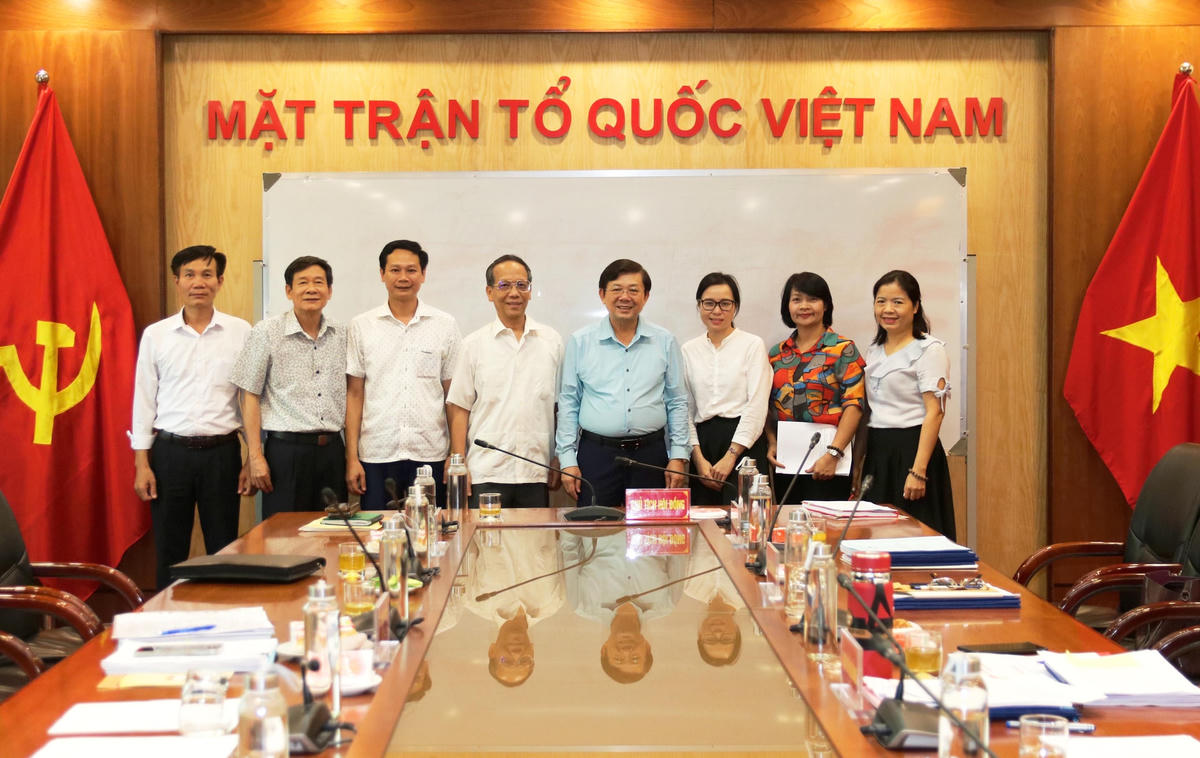 Phó Chủ tịch Nguyễn Hữu Dũng chụp ảnh lưu niệm cùng các đại biểu tham dự Hội nghị.