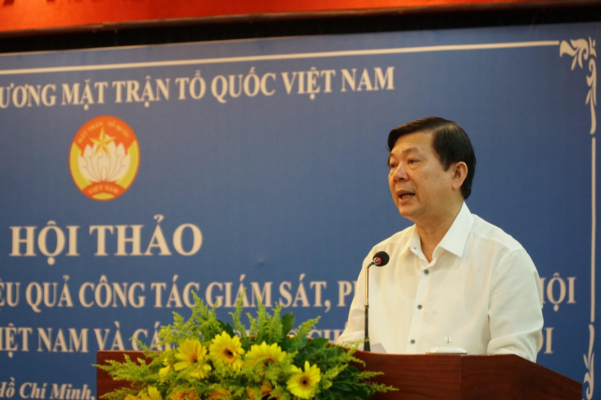 Ông Nguyễn Hữu Dũng, Phó Chủ tịch UBTƯ MTTQ Việt Nam phát biểu đề dẫn hội thảo. (Ảnh: Tam Nguyên).