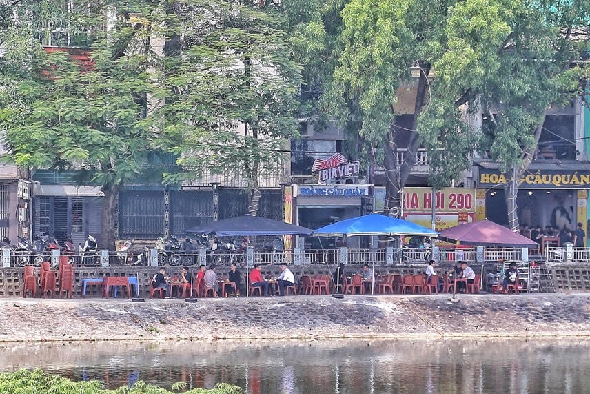 Hồ Hoàng Cầu (Đống Đa) vô tư bị lấn chiếm làm quán bia tiềm ẩn nhiều nguy cơ mất an toàn.