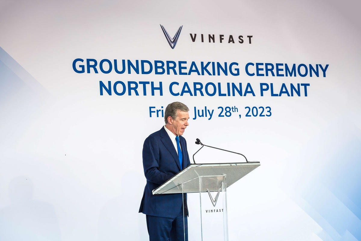 Ông Roy Cooper, Thống đốc bang Bắc Carolina.