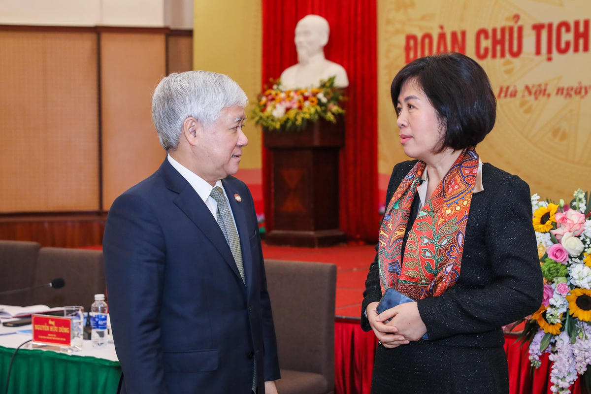 Bí thư Trung ương Đảng, Chủ tịch UBTƯ MTTQ Việt Nam Đỗ Văn Chiến trao đổi cùng các đại biểu bên lề Hội nghị.