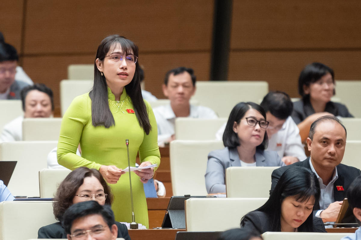 ĐBQH Châu Quỳnh Dao (Đoàn Kiên Giang) phát biểu tại Quốc hội ngày 30/10. Ảnh: Quang Vinh.