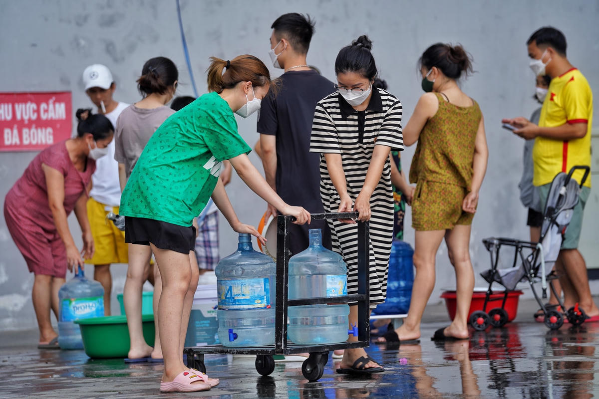 "Nếu tiếp tục chưa có nước, chúng tôi phải chở xe bồn đến để đảm bảo sinh hoạt cho bà con", ông Tùng nói.