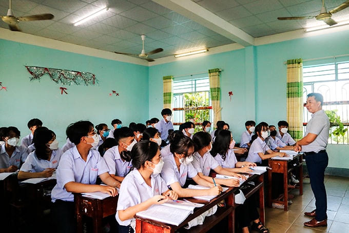 Các học sinh đang ôn tập kiến thức để kỳ thi THPH đạt kết quả cao.