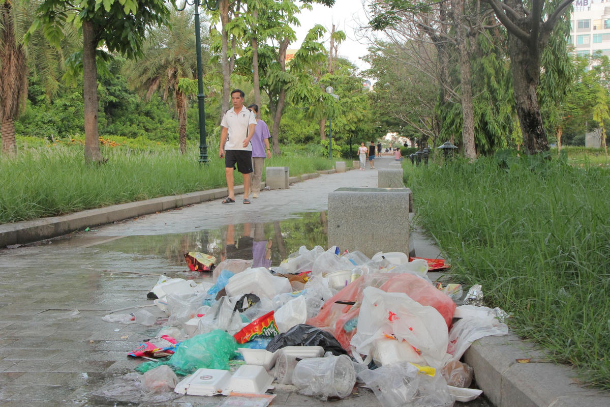 Rác thải do không được dọn dẹp chất thành đống trên lối đi bên trong công viên gây ô nhiễm..