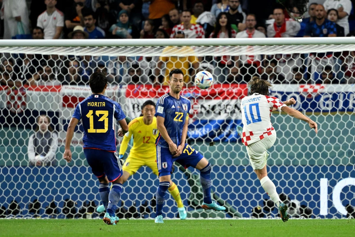 Luka Modric đã có pha vuốt bóng tuyệt đẹp nhưng thủ thành Nhật Bản đã tung người cản phá.