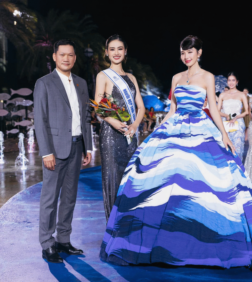 Hoa hậu Ý Nhi (giữa) xuất sắc dành được giải thưởng “Người đẹp thời trang”.