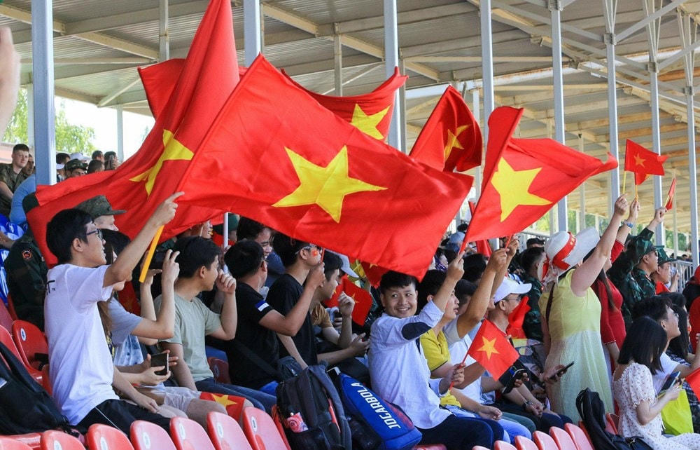 Khán giả cổ vũ nhiệt tình cho kíp xe tăng của Việt Nam. (Ảnh: Duy Trinh-Trần Hiếu/Vietnam+).