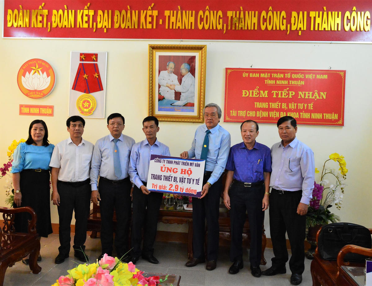Công ty TNHH Phát triển Mỹ Văn tài trợ hệ thống phân tích sinh hoá tự động, trị giá 2,9 tỷ đồng cho Uỷ ban MTTQ Việt Nam tỉnh Ninh Thuận. 