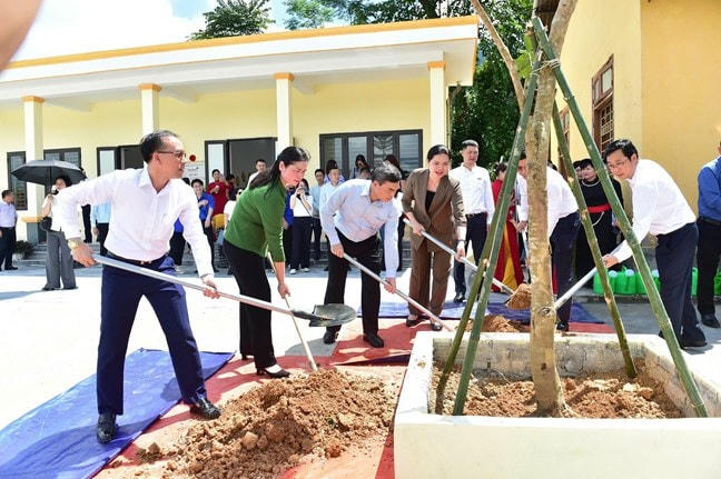 Các đại biểu trồng cây lưu niệm trong khuôn viên trường.