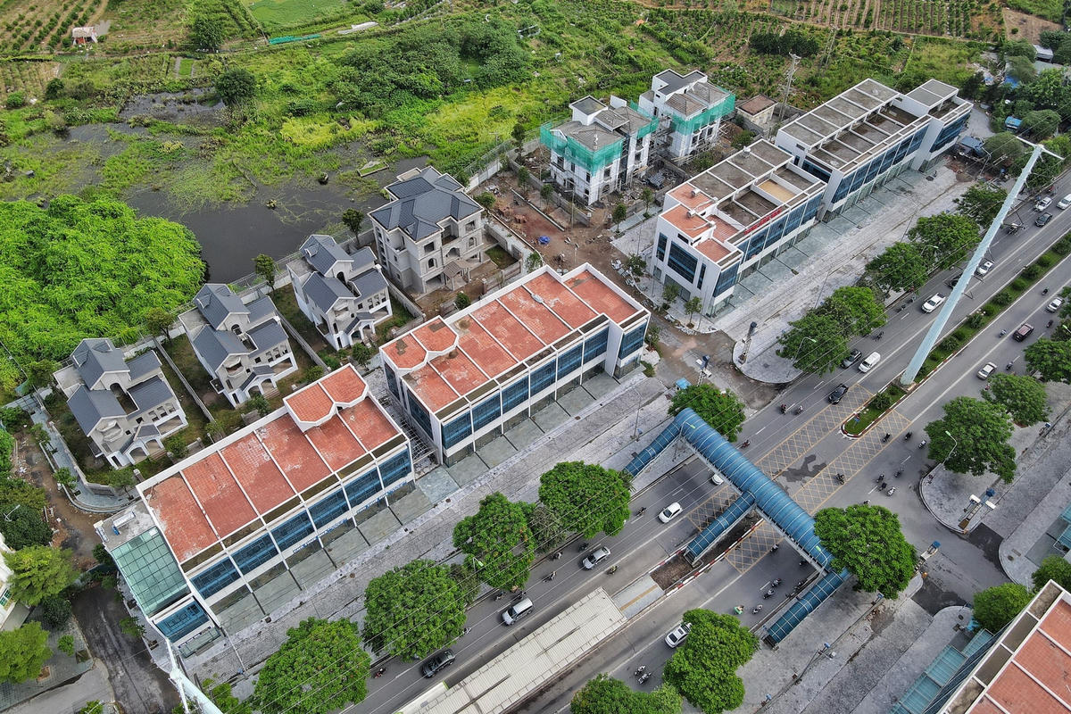 Ví dụ như thói quen đi chợ, hoặc đi siêu thị mua sắm, không thích mua hàng tại các cửa hàng tiện lợi ở trong dự án... Ngoài ra, những mặt hàng bán tại các cửa hàng trong dự án không đa dạng, giá lại khá cao do chi phí thuê mặt bằng cao khiến cư dân không hứng thú, cạnh tranh kém dẫn tới kinh doanh ế ẩm. 