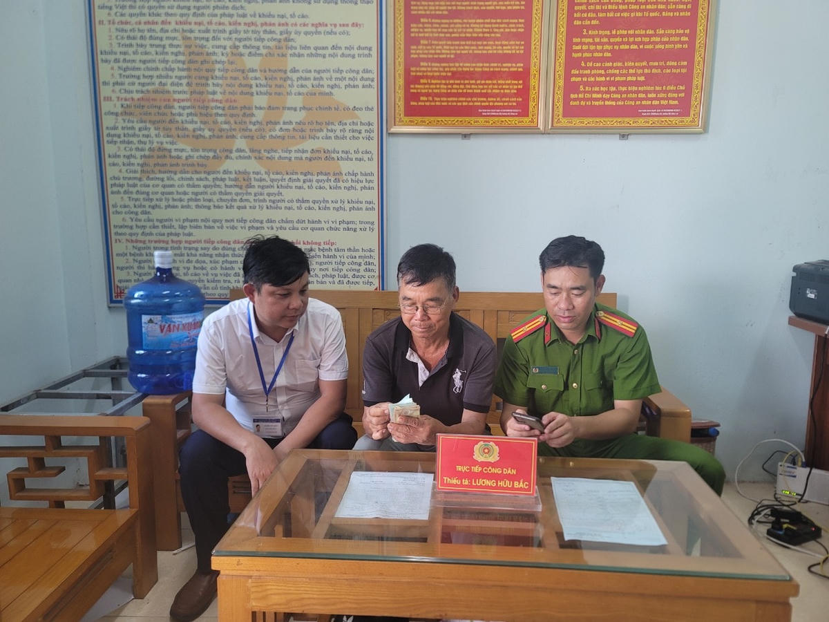 Công an xã và cán bộ UBND xã Cảnh Thuỵ giải thích, hướng dẫn ông Nguyễn Văn Liệu. Ảnh: Cơ quan Công an.