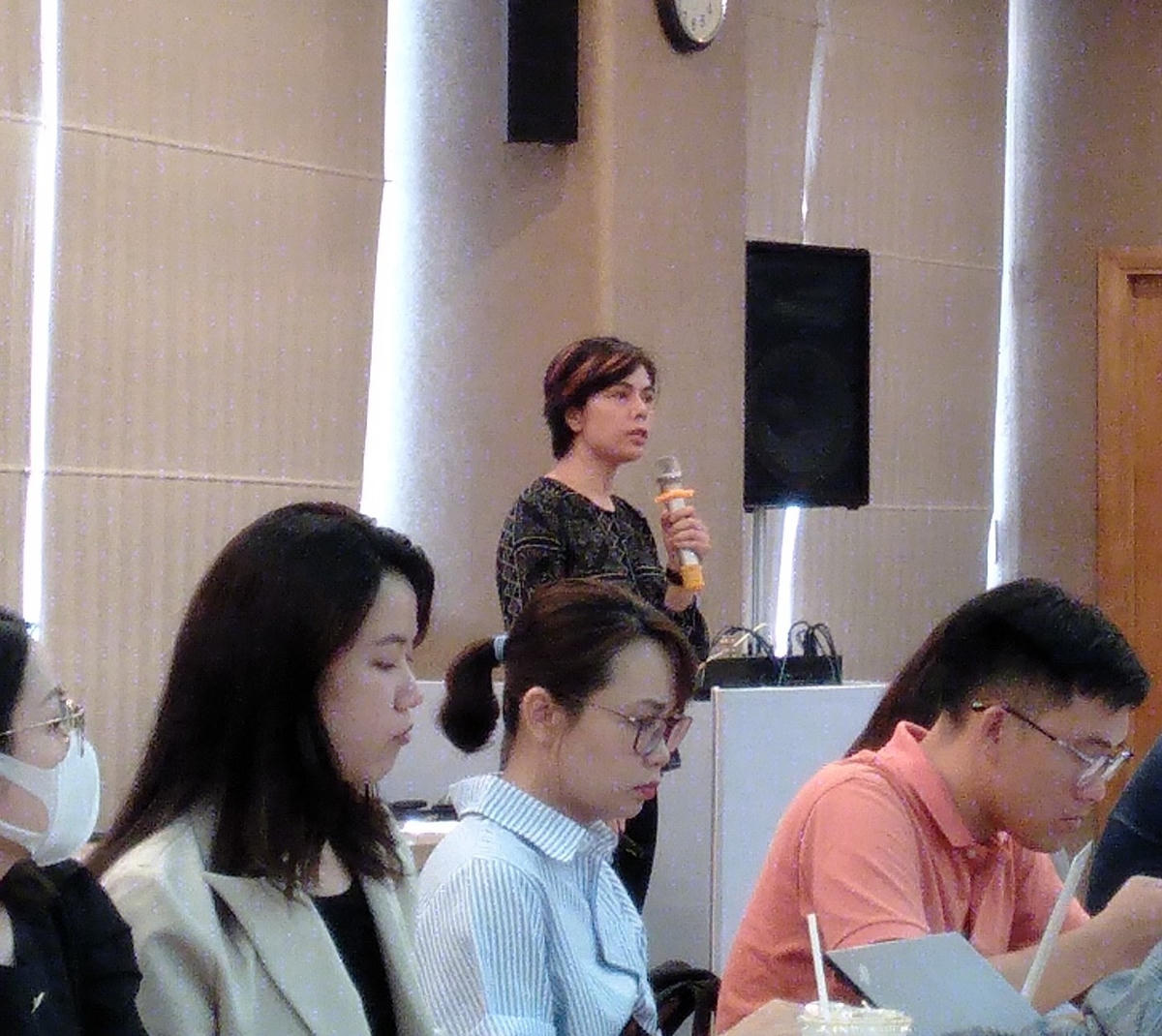 Theo bà Phan Minh Thủy, đại diện Ban pháp chế VCCI, Dự thảo Luật có tác động tích cực tới người tiêu dùng cũng như ngân sách nhà nước song cũng có một số mặt hạn chế.