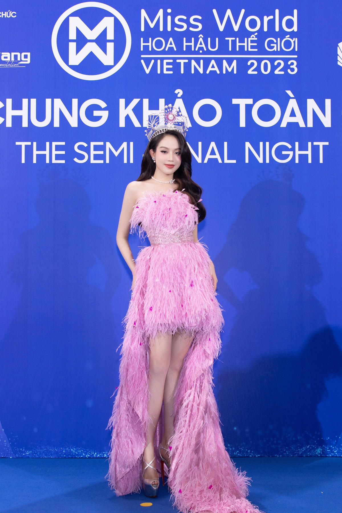 Đương kim Hoa hậu Việt Nam Thanh Thủy lộng lẫy với váy tone hồng, điểm nhấn là phần vai và chân váy kéo dài.