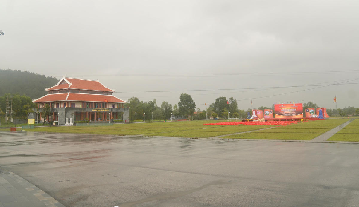 Công tác chuẩn bị cho lễ Khai hội chùa Hương Tích đã sẵn sàng, tuy nhiên do mưa lớn nên chương trình sẽ di chuyển sang ngày 29/1 (tức ngày 8 tháng giêng năm Quý Mão).
