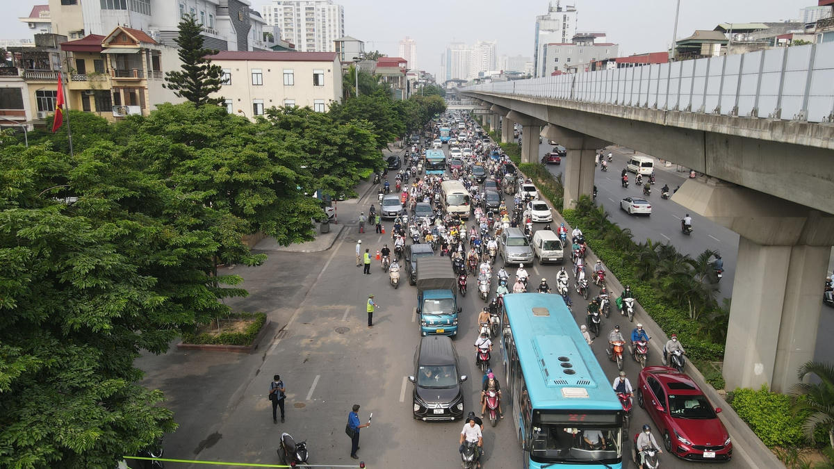 Tới 8h sáng lượng phương tiện vẫn kéo dài hàng km.