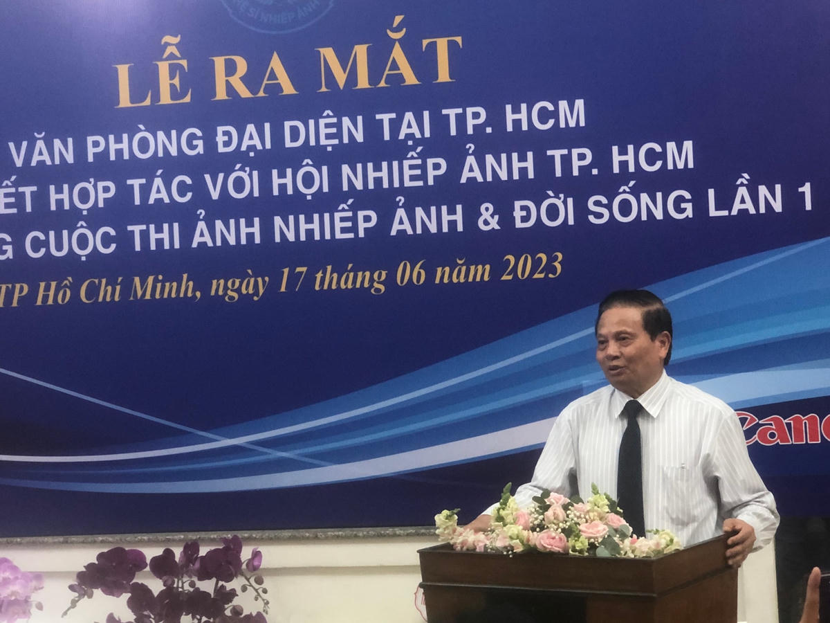 TS Lê Doãn Hợp, nguyên Bộ trưởng Bộ TTTT, Chủ tịch Hội đồng cố vấn Tạp chí Nhiếp ảnh và Đời sống phát biểu tại lễ phát động cuộc thi ảnh. (Ảnh: Hồng Phúc).