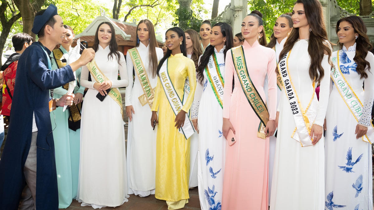 Tiến vào đền Ngọc Sơn, các cô gái Miss Grand International ấn tượng bởi vẻ trầm mặc, cổ kính của nơi đây. Bên cạnh tham quan ngôi đền, các cô gái cũng không quên dùng điện thoại ghi lại khoảnh khắc, chụp ảnh kỷ niệm tại đền Ngọc Sơn với khung cảnh phía sau là hồ Hoàn Kiếm.