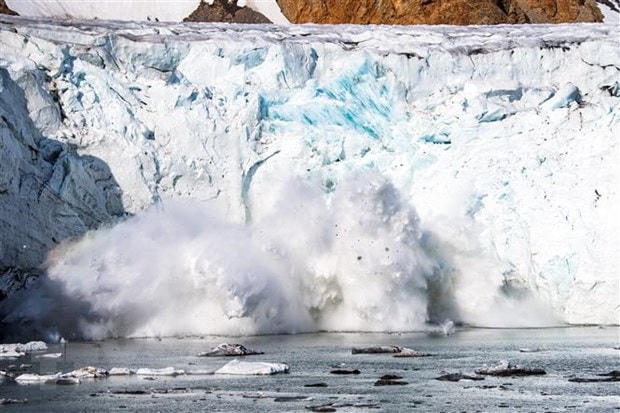 Băng lở từ sông băng Apusiajik ở gần Kulusuk, Greenland. Ảnh: AFP/ TTXVN.