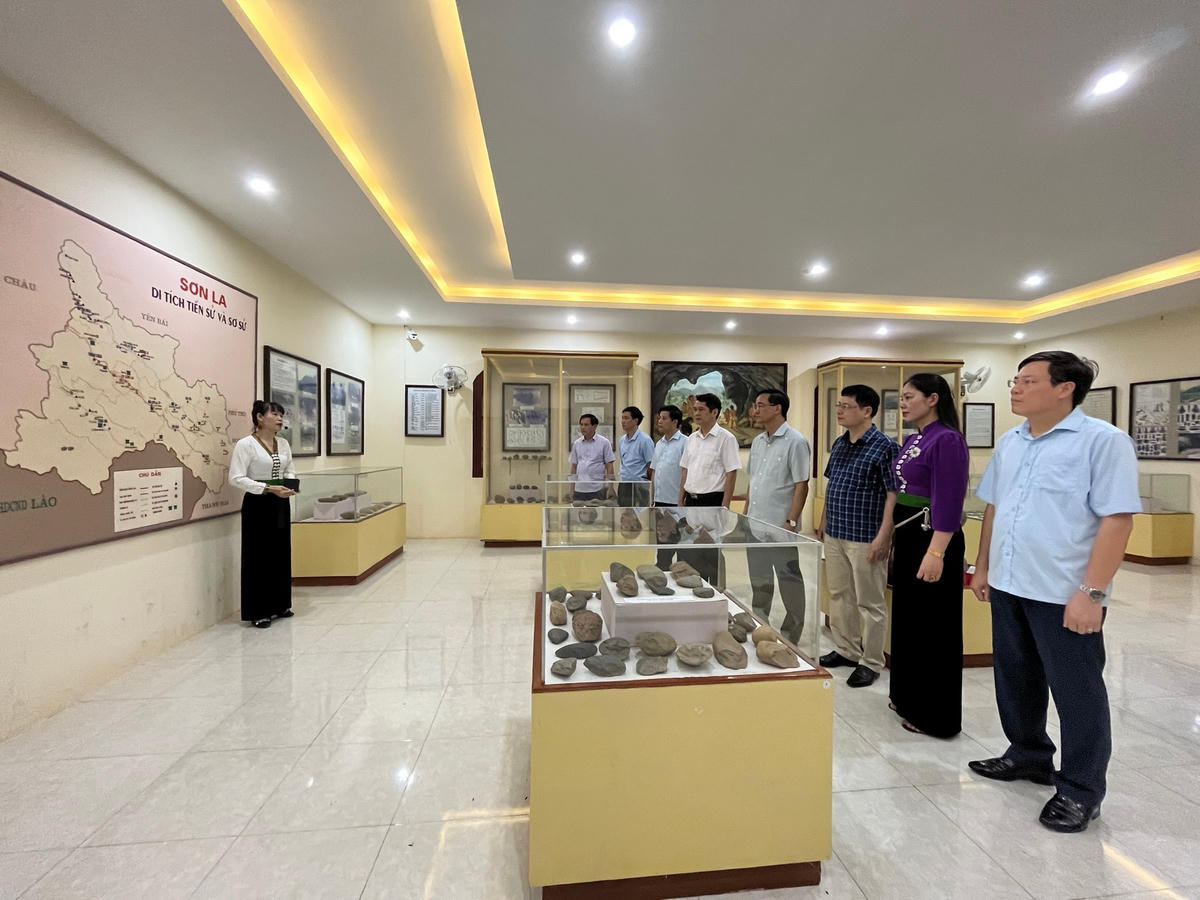 Đoàn công tác của UB MTTQ tỉnh Phú Thọ thăm một số địa danh lịch sử cách mạng tại tỉnh Sơn La.