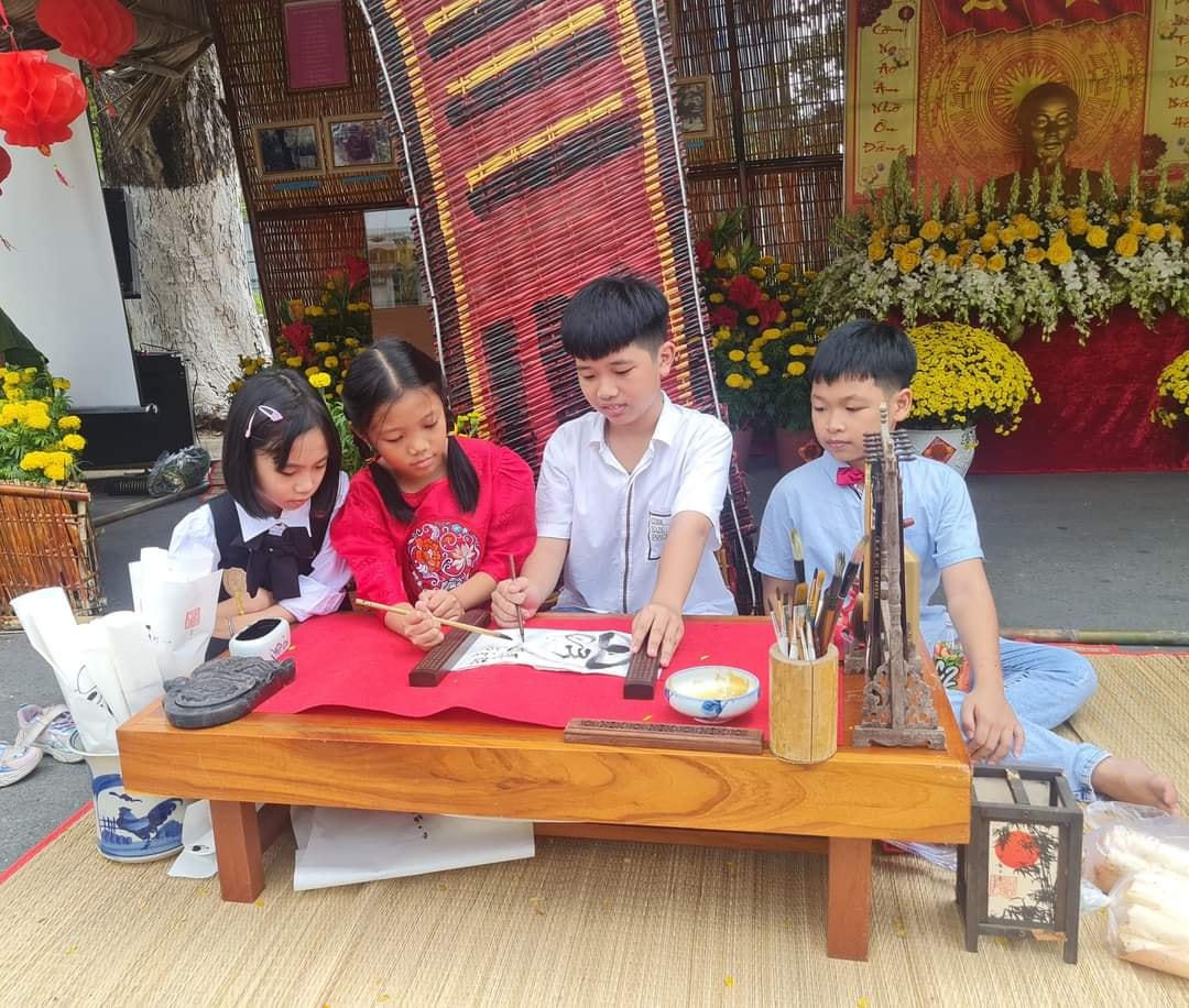 Trẻ em thích thú khi tham gia phiên "Chợ quê ngày tết" giữa lòng thành phố.