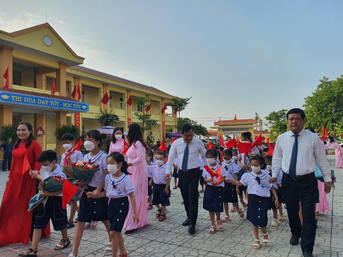 Ông Đặng Ngọc Tuấn, Giám đốc Sở Giáo dục và Đào tạo tỉnh Quảng Bình cho biết, trong năm học 2022-2023, ngành giáo dục sẽ tiếp tục thực hiện các giải pháp nâng cao chất lượng giáo dục toàn diện, giáo dục mũi nhọn; tăng cường giáo dục đạo đức, lối sống, kỹ năng sống, giáo dục thể chất cho học sinh và đẩy mạnh ứng dụng công nghệ thông tin, thúc đẩy chuyển đổi số… với mục đích nâng cao chất lượng các hoạt động Giáo dục và đào tạo tỉnh nhà trong thời gian tới.