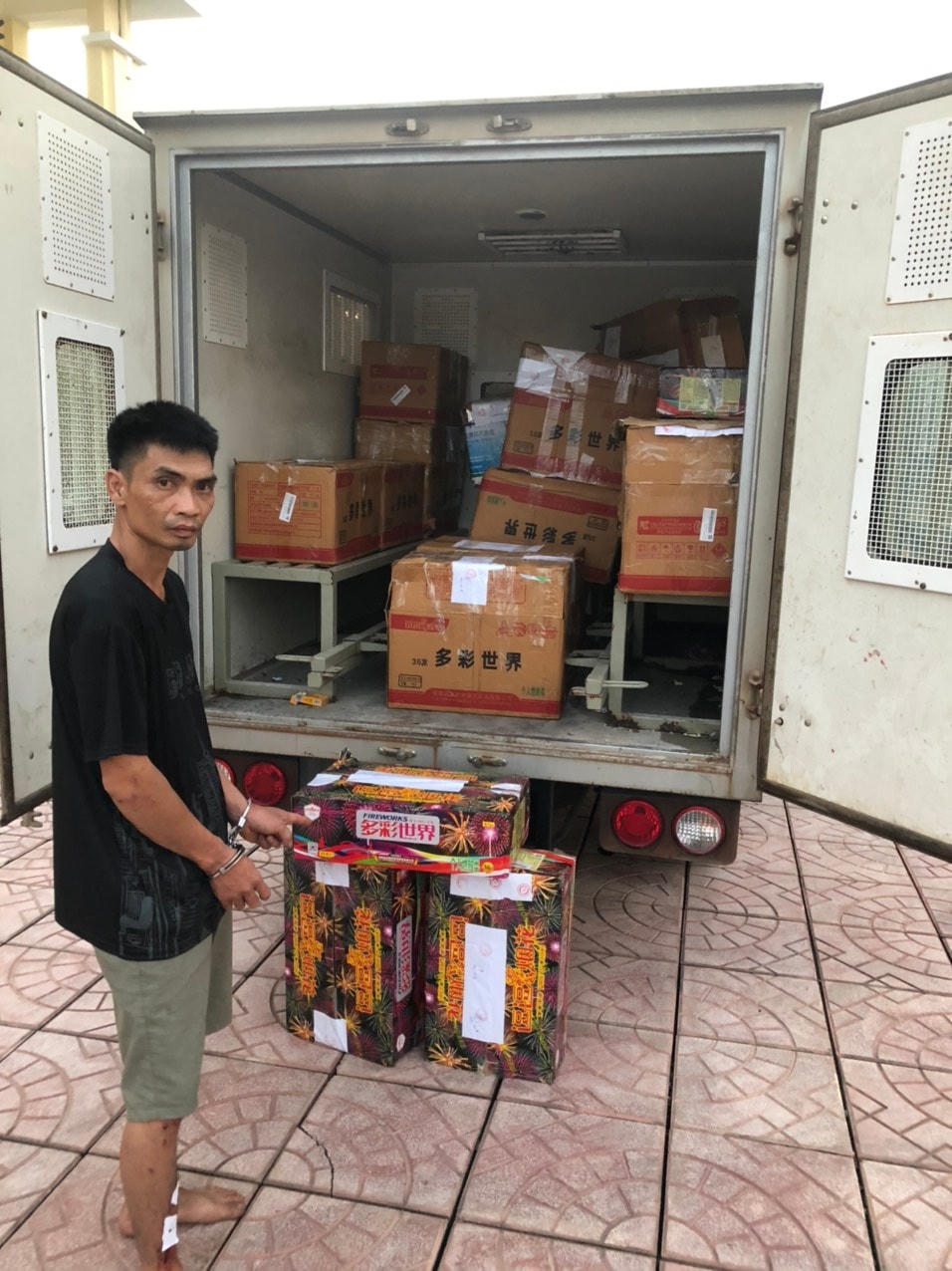 Đối tượng Ngô Văn Hưng cùng tang vật. Ảnh: Cơ quan Công an.