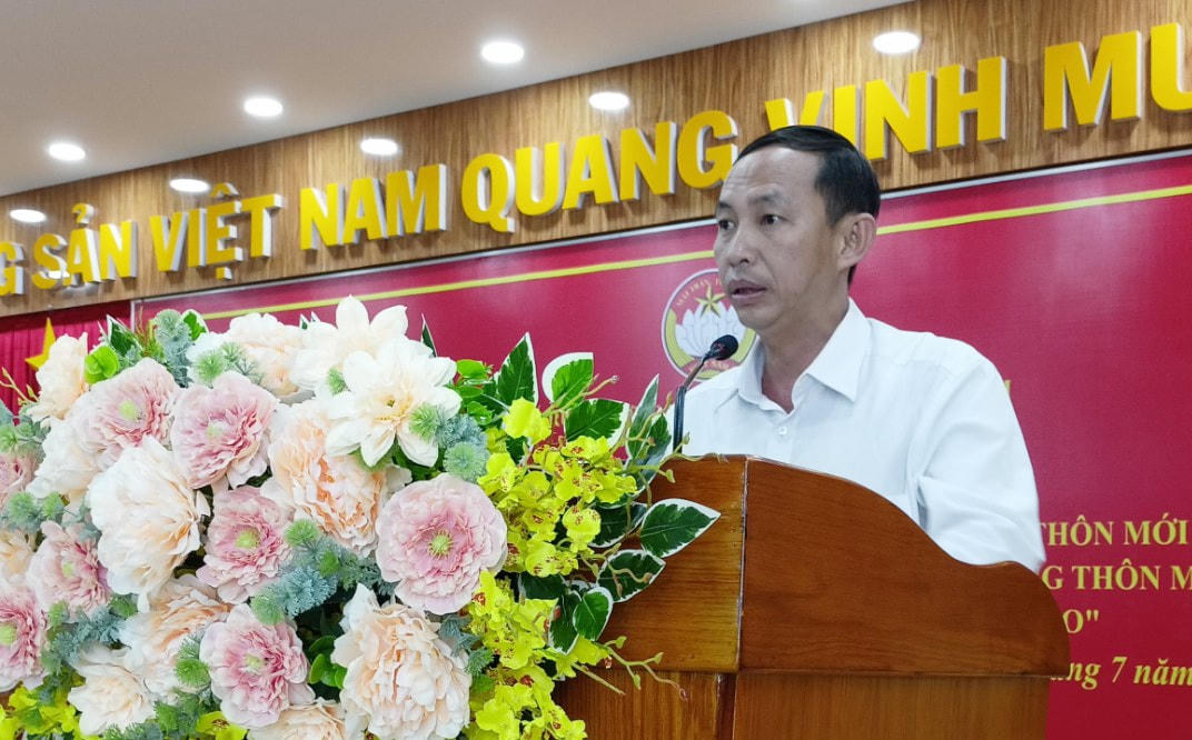 Ông Trần Văn Vũ, Trưởng ban Dân vận Huyện ủy, Chủ tịch Ủy ban MTTQ Việt Nam huyện Giồng Riềng, tỉnh Kiên Giang trình bày tham luận.