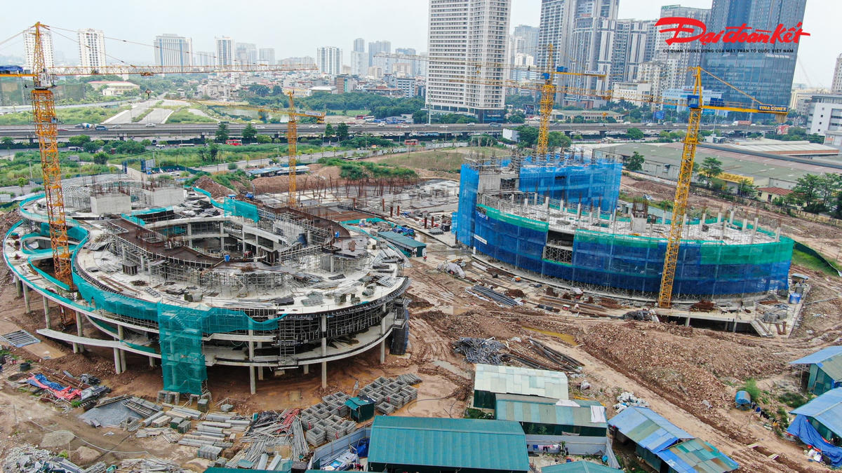 Khu vực nhà B gồm: Khối nhà hành chính; tháp thiên văn; nhà thi đấu và bể bơi; nhà học và thư viện.