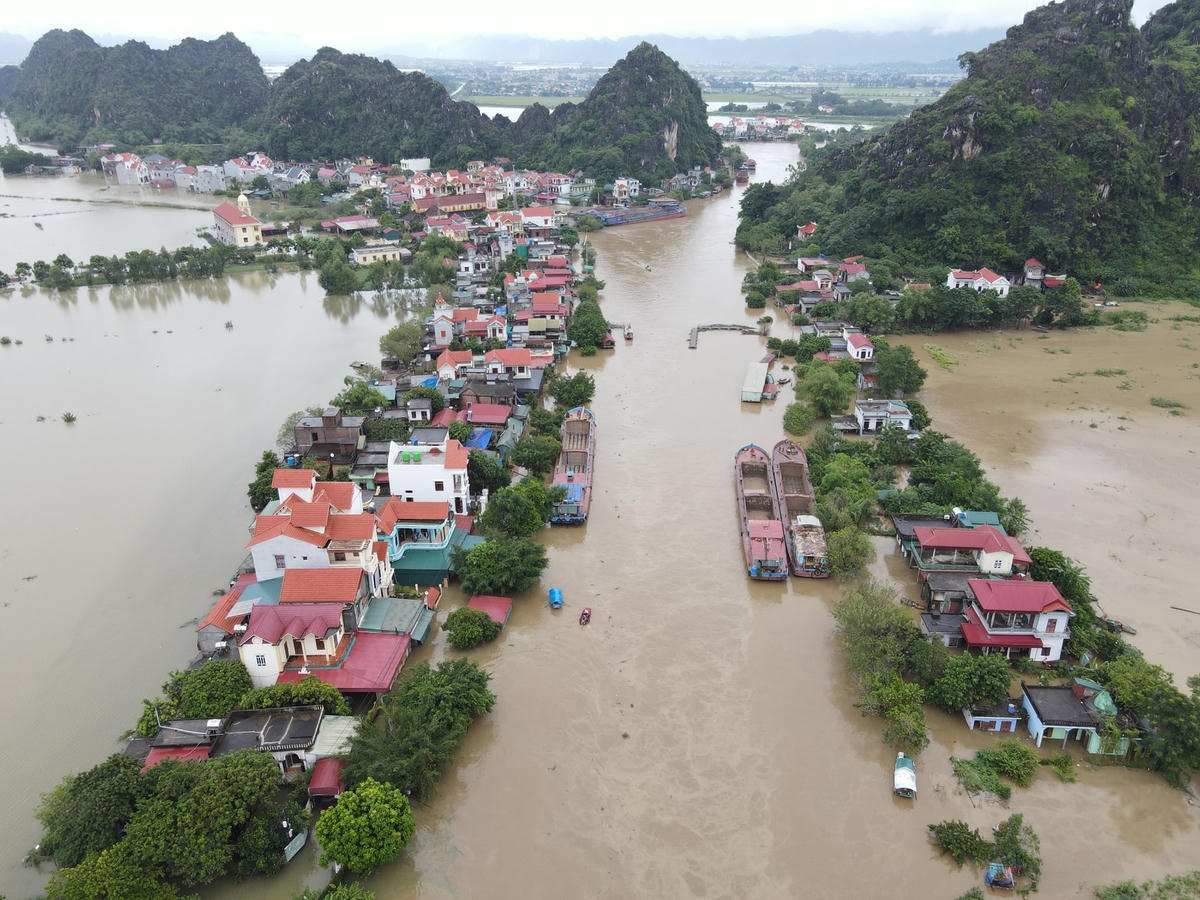 [Ảnh]: Mực nước sông Hoàng Long lên nhanh, hàng trăm hộ dân bị ngập lụt