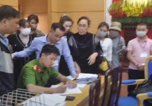 Cuộc đấu giá phải dừng để lập biên bản, chuyển hồ sơ sang cơ quan điều tra vì nghi vấn có sai phạm. Ảnh cắt từ clip.  