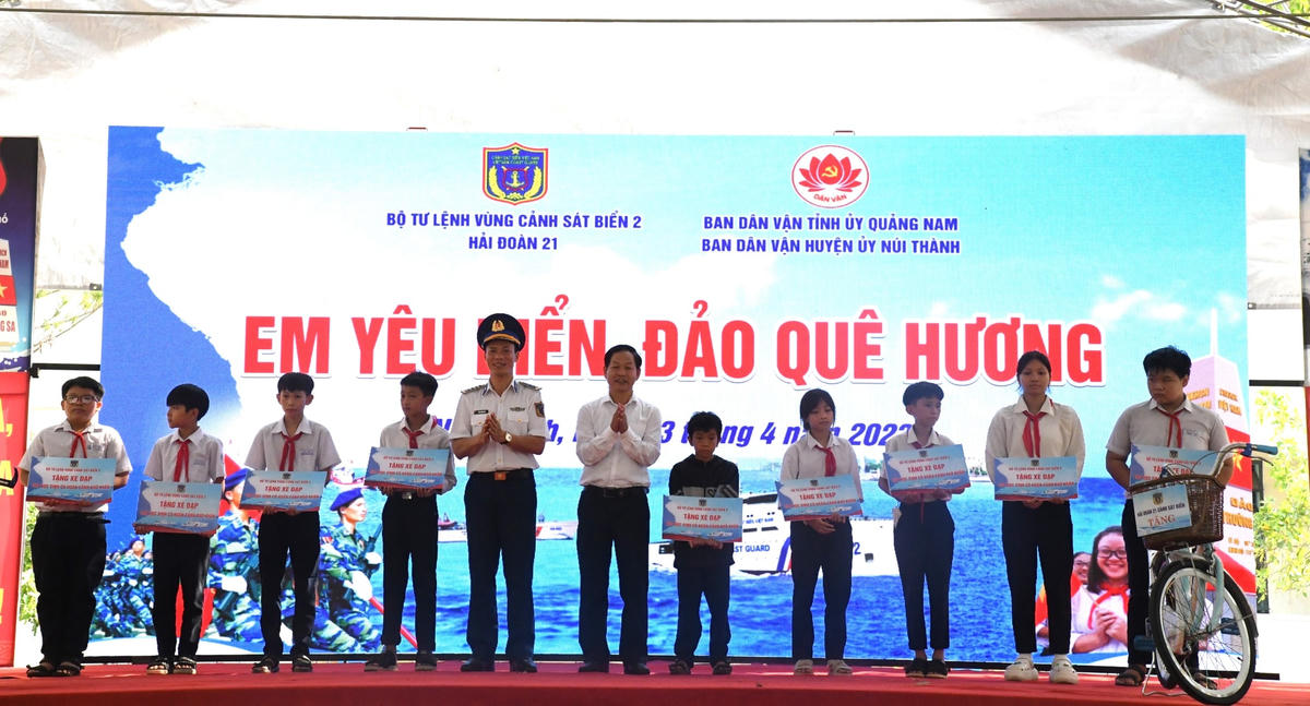 Trao tặng xe đạp cho các học sinh có hoàn cảnh khó khăn.
