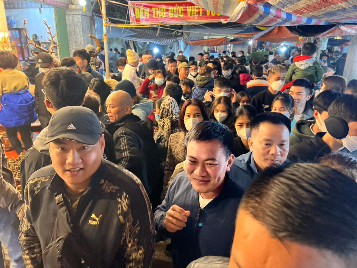Ngay từ đầu giờ chiều ngày mùng 7 Tết, rất đông người dân đã đổ về chợ Viềng để du Xuân, mua sắm.