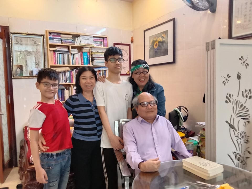 Gia đình nhà thơ Đỗ Trọng Khơi và tác giả bài viết.