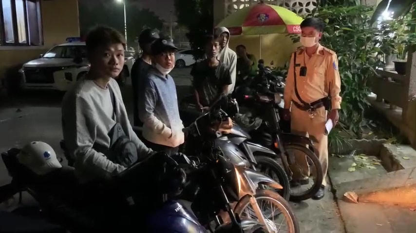 Nhóm thanh thiếu niên bị lực lượng chức năng phát hiện đưa về trụ sở làm việc.